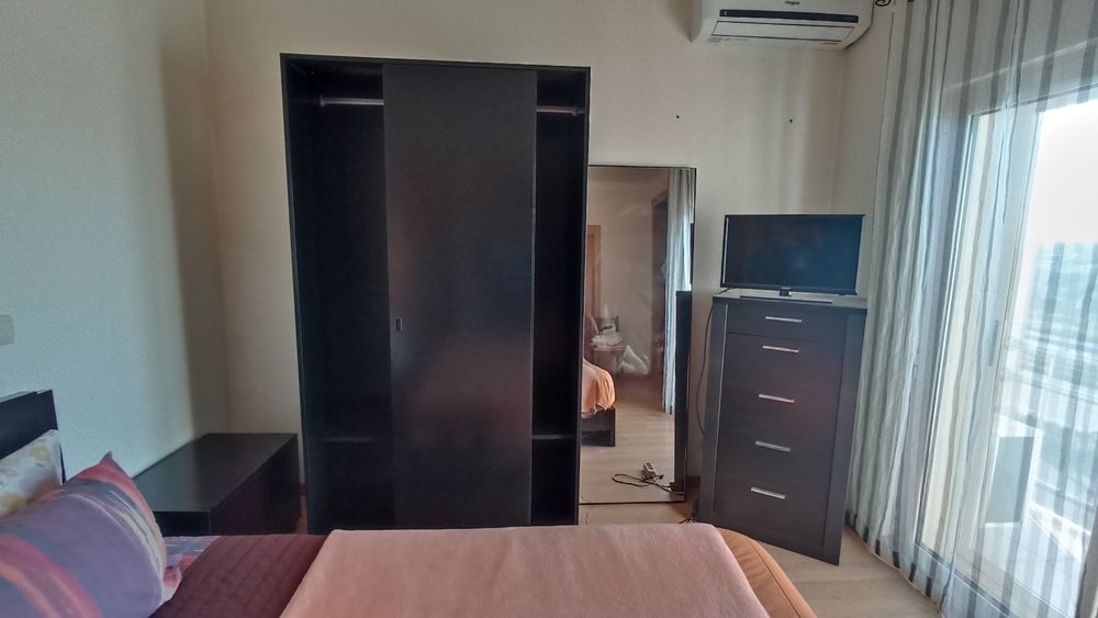 Mobília de Quarto Completa (Cama, Roupeiro, Camiseiro e Mesas)