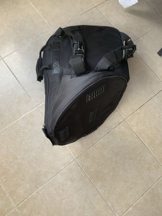 Estojo semirrígido para trompa com alças tipo mochila