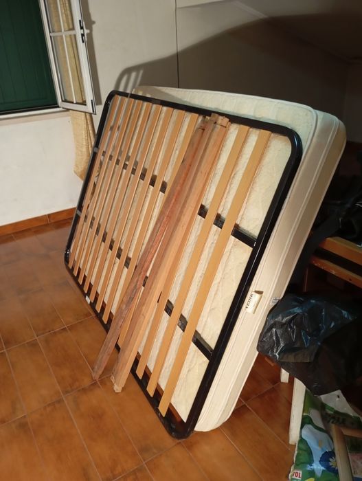 Conjunto cómoda cama e guarda fatos