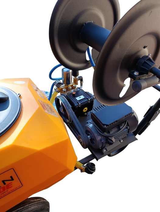 Opryskiwacz wózkowy elektryczny 100L wąż 50m