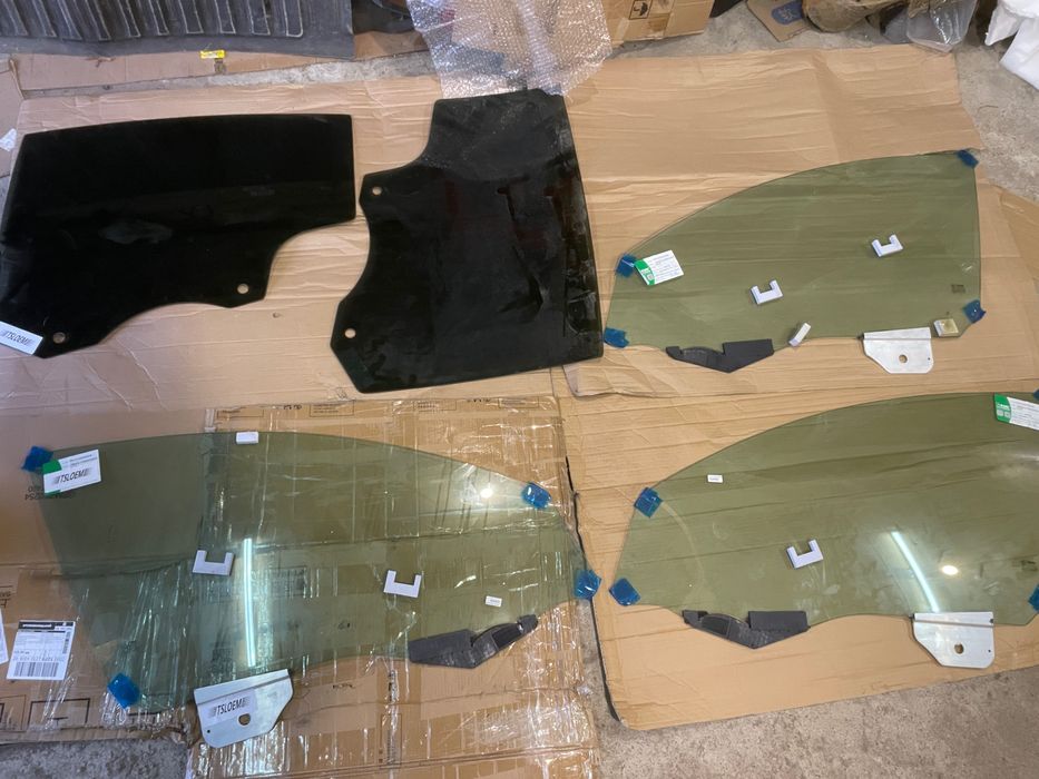 Стекла боковые дверные Скло бокове дверей дверне Tesla Model Y