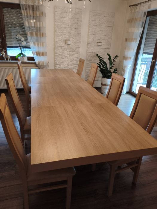 Duży stół plus krzesła