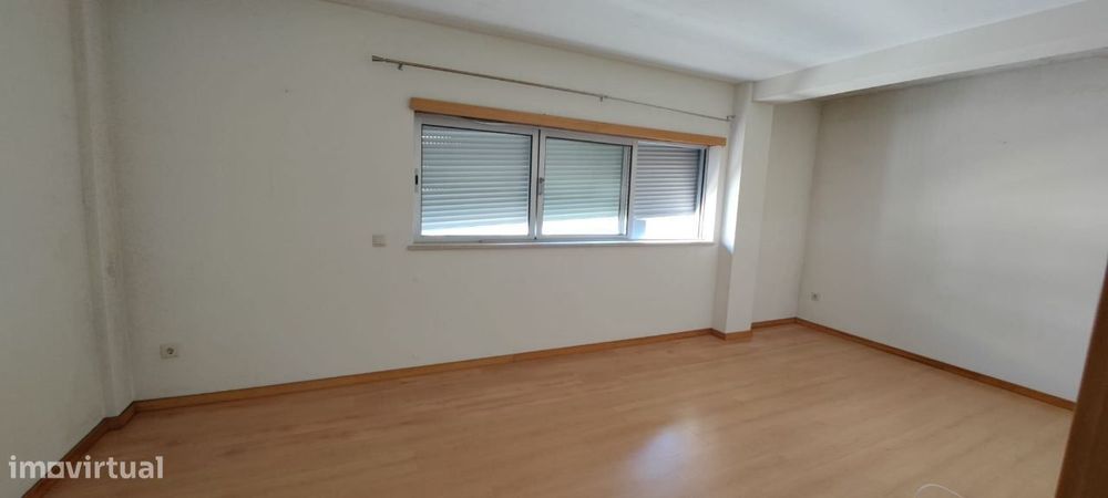 Apartamento T2 com parqueamento e vista de mar.  A 3 minutos da pra...
