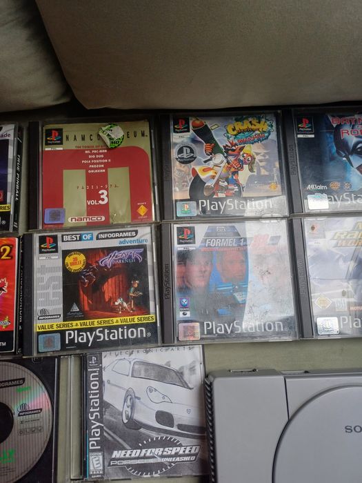 PlayStation 1 z padem i 12 grami