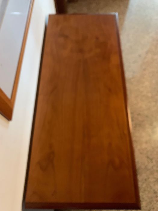 Móvel de madeira de cor castanha