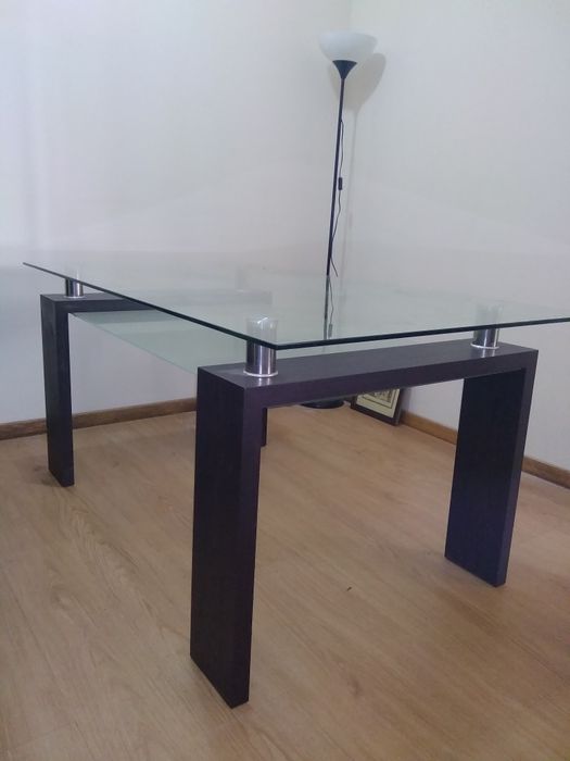 Mesa com seis cadeiras de sala