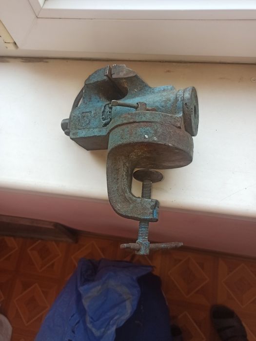 Тиски слесарные.