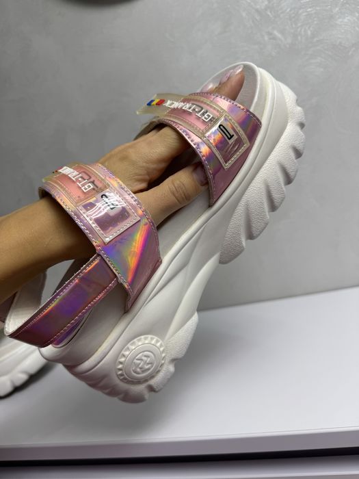 Босоніжки на підвищеній платформі