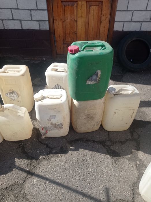 Продам пластиковые канистры 20 литров.