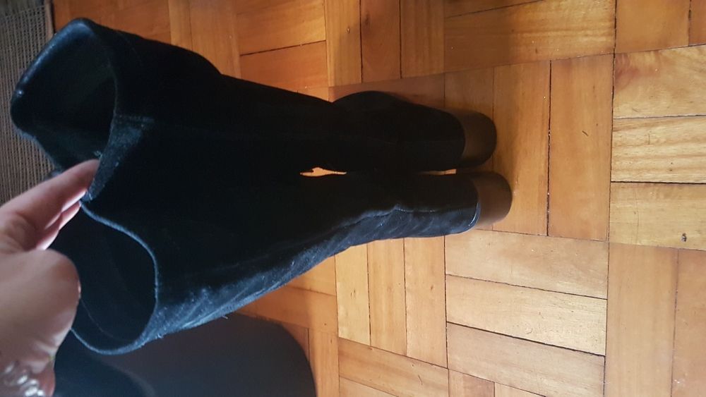 Botas pretas cano alto