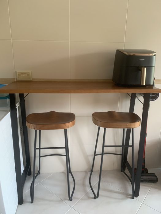 Mesa e cadeiras.