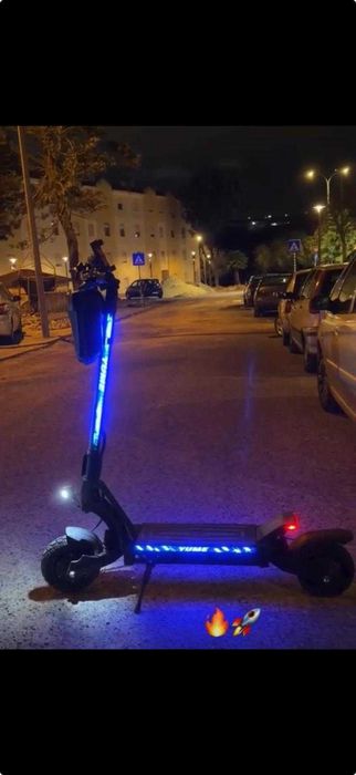 Scooter elétrica com velocidade de 100 km/h e autonomia de 100 km.