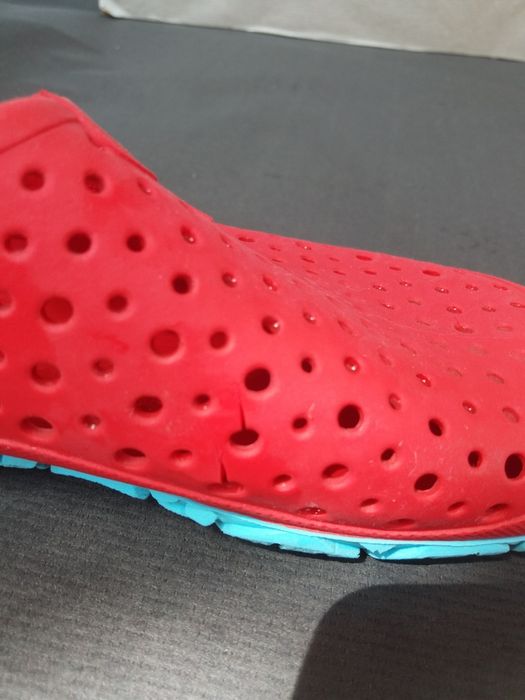 Продам аквашузы, тапочки для пляжа.