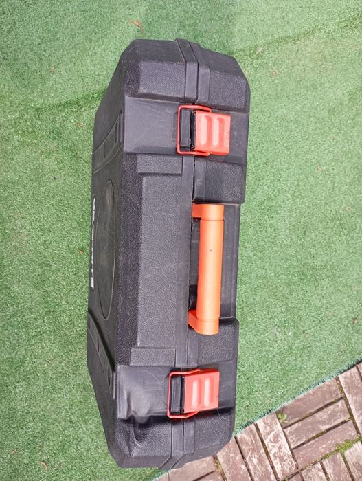 Duża walizka zamykana na elektronarzędzia GRAPHITE od młotowiertarki.