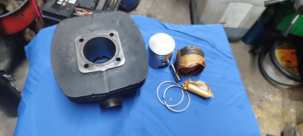 Cylinder WSK 125 po szlifie nowy tłok oryginał żeliwny PRL ZMD FSO