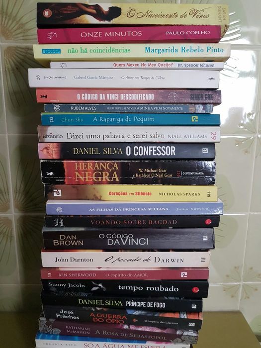 Livros variados em bom estado