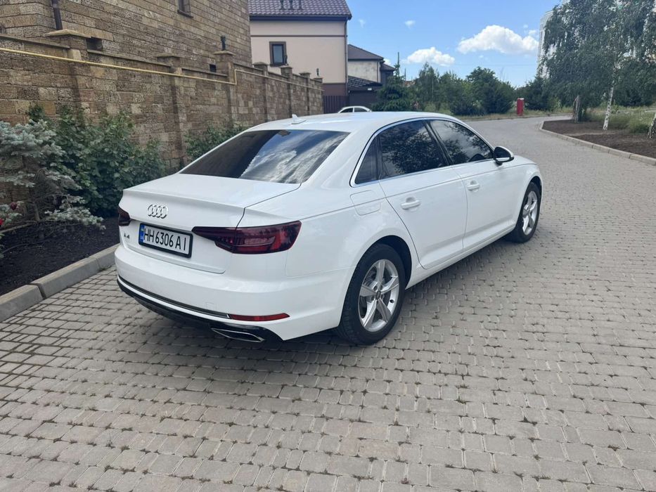 Audi a4 автомат в белом цвете 2019 г 2.0 бензин ауди а4