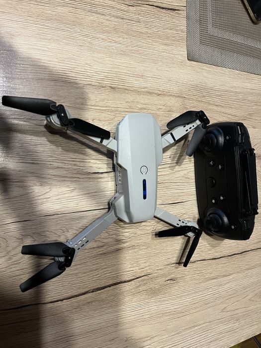 Dron z kamerami składany