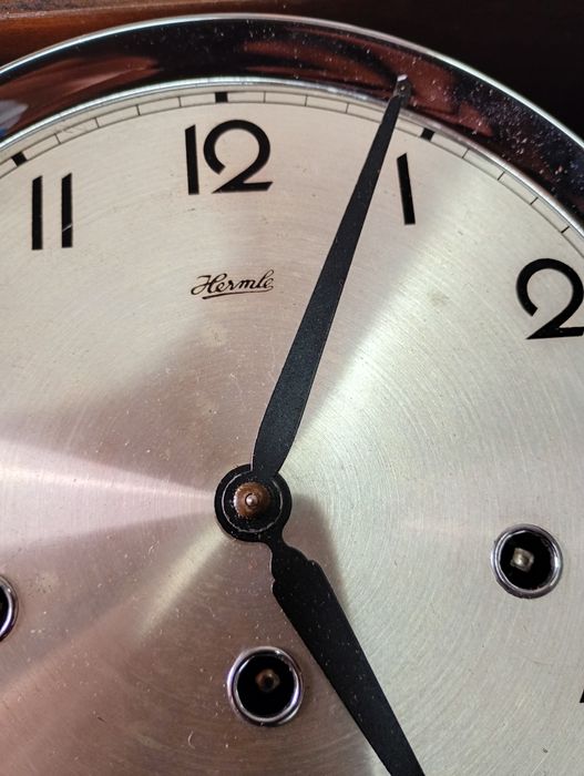 Relógio de madeira antigo