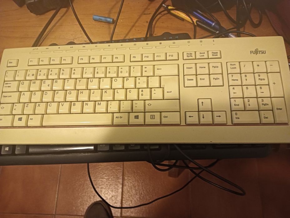 Três teclados computador por cabo