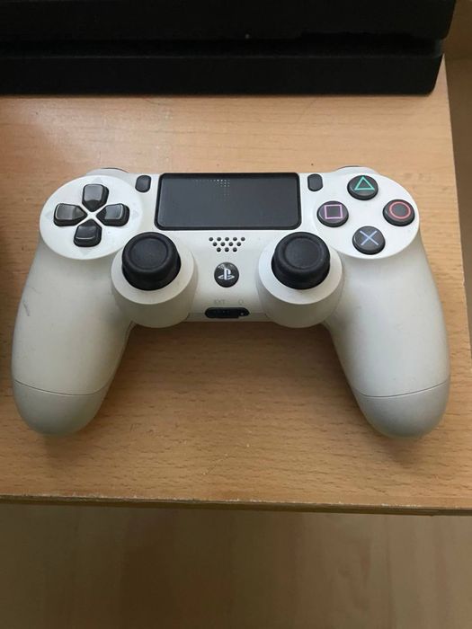 Комплект: PS4 Pro,  3 джойстика, монітор