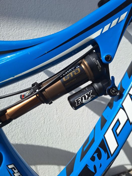 Pivot Mach 6 Carbon 27.5 – Fox Factory Kashima – Excelente Estado