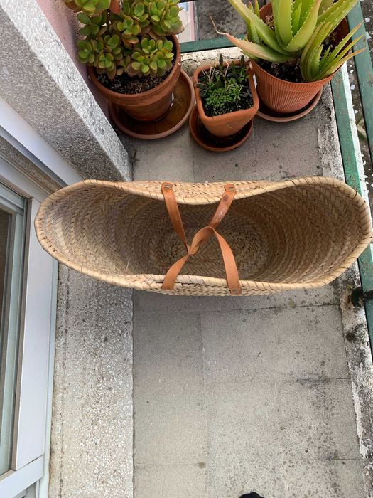 Cesta de vime natural artesanal com alças de couro