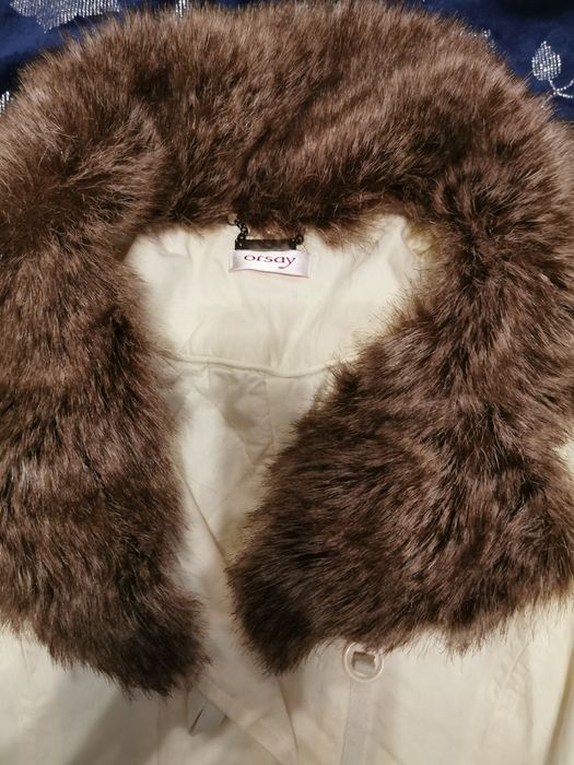 Płaszczyk kurtka ecru z futerkiem Orsay