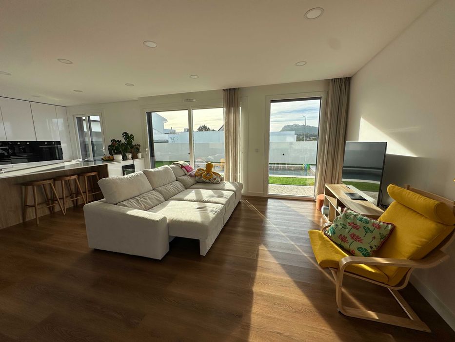 Moradia T4 Nova 2024 com Piscina — Setúbal, 10 min St Peter's School