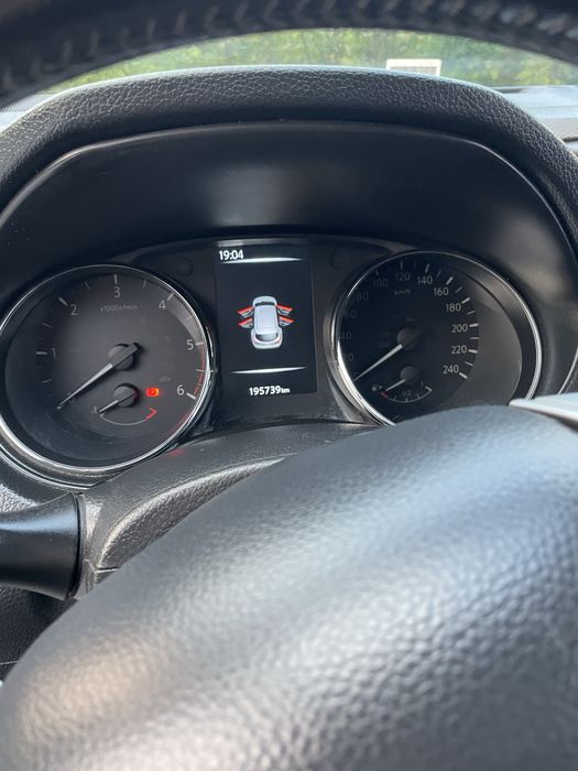 Автомобіль Nissan, максимальна комплектація.