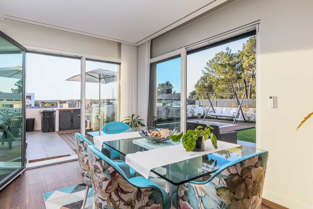 Elegância e Conforto em Azeitão — Moradia T4 Vista Desafogada