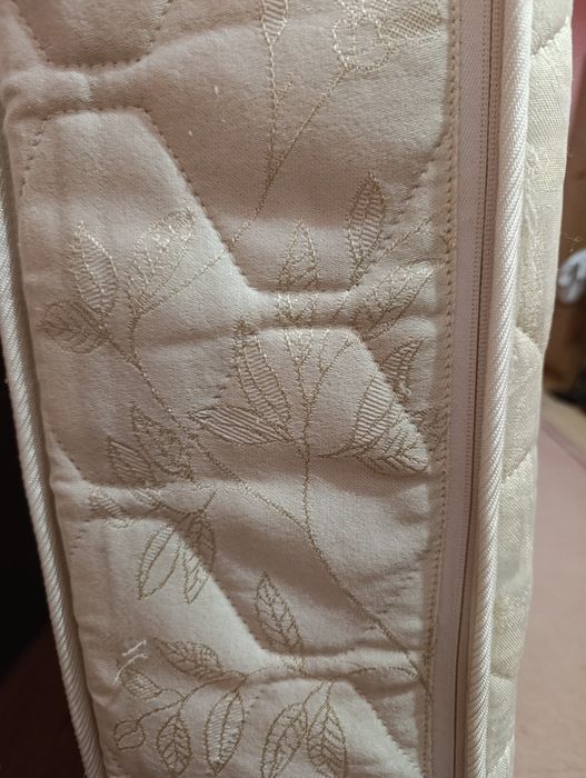 Матрац молочного кольору