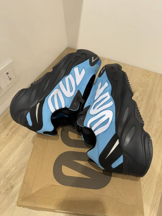 adidas Yeezy Boost 700 MNVN Bright Cyan 42 EU GZ3079