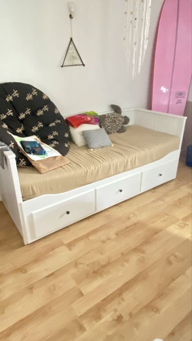 Cama Individual/Dupla com colchão incluído.