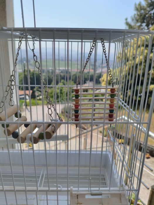 Gaiola com pé e brinquedos