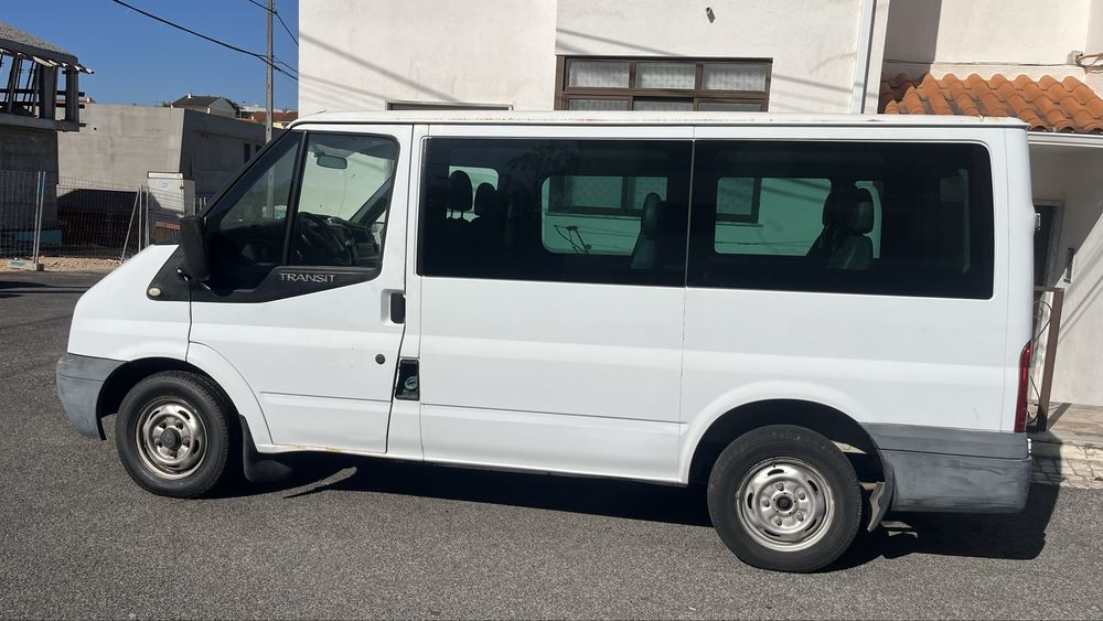 Ford transit 9 lugares avariada