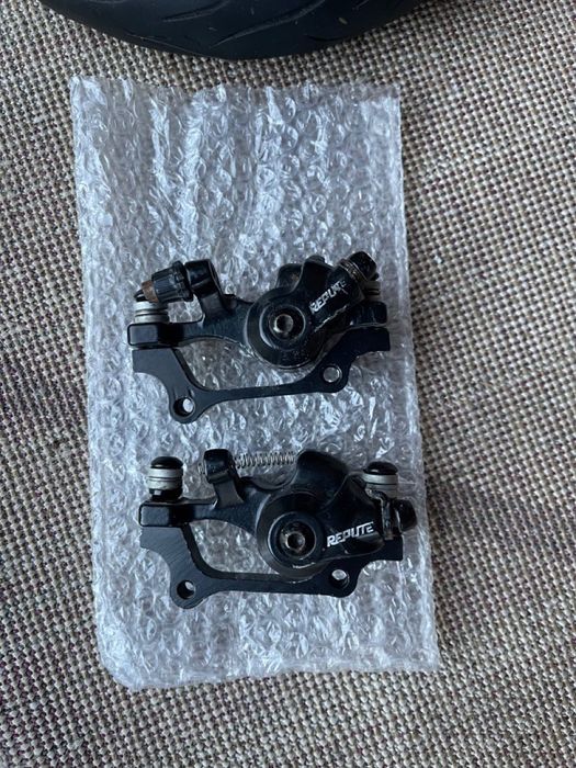 Sprzedam zaciski do hulajnogi Dualtron. Sprzedam również opony.