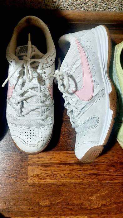 Лот жіночого взуття