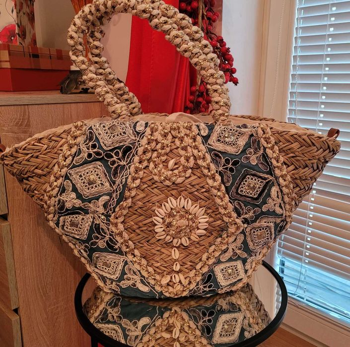 koszyk z muszelkami plażowy na lato