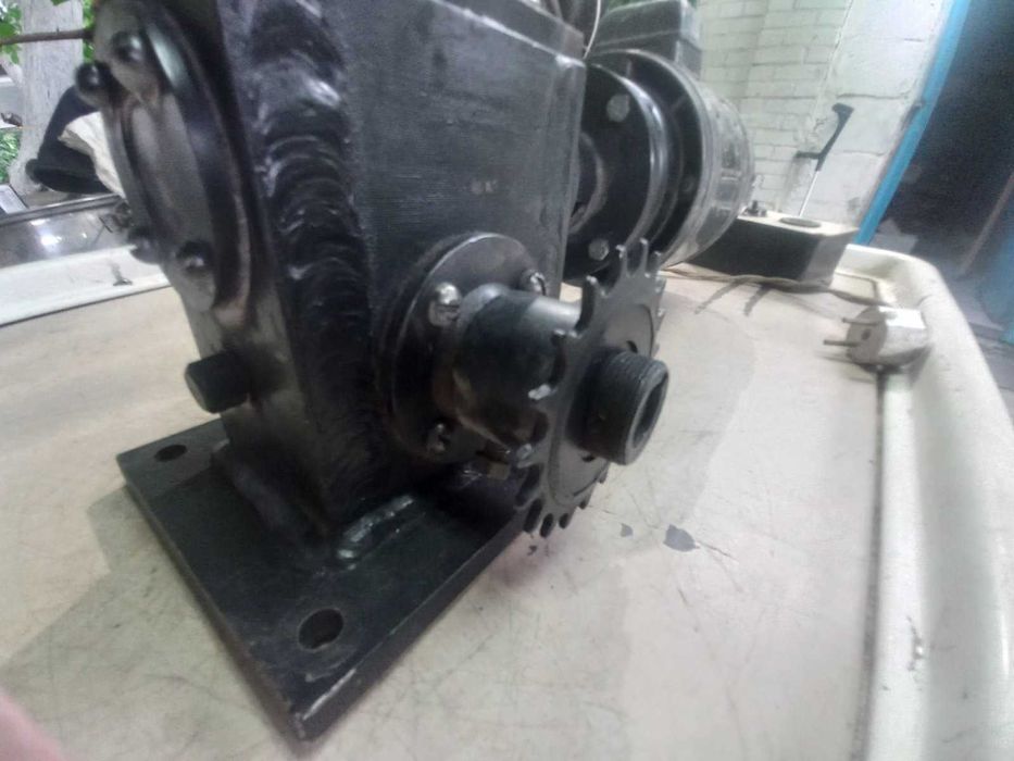 привід для відкатних воріт