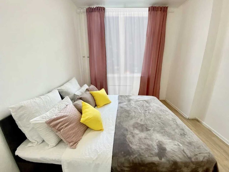 Новая 2к квартира посуточно по проспекту Соборному на Малом рынке