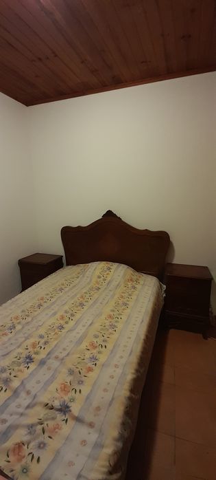 Cama e 2 mesas de cabeceira