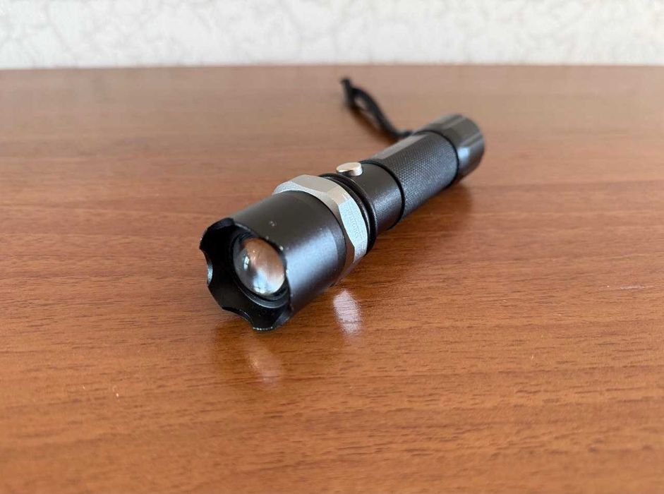 Ручний ліхтарик працює від 3хААА батарейок чи Li-ion акумулятора