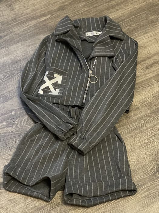 Продам дитячий костюм 134