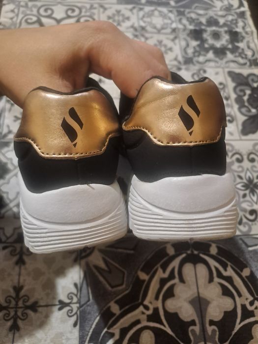 Продам дитячі скечерси на дівчинку,