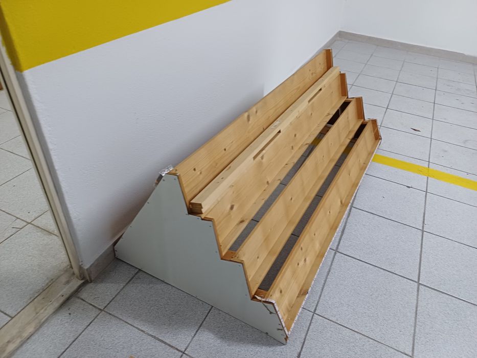 Expositor em madeira