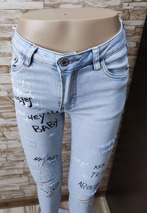 Spodnie rurki jasny jeans dziury napisy xs