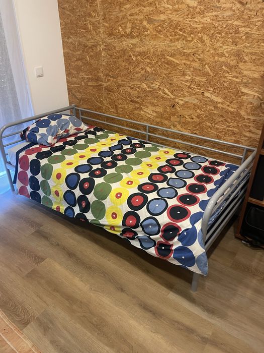 2 camas com os respectivos colchões, de encostar á parede.