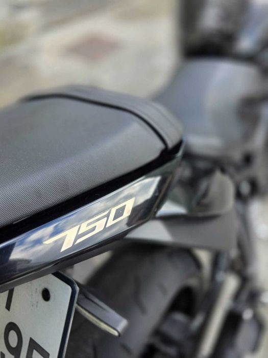 Suzuki GSR 750 naked