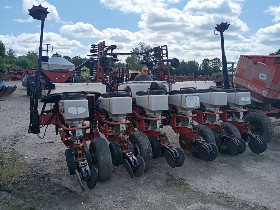 Продається сівалка пневматична Massey Ferguson 555 6